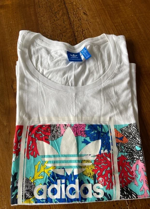 T-shirt Adidas Originals blanc – Taille M (40/42), imprimé coloré corail, merk: adidas, staat: Nieuw zonder prijskaartje, maat: M / 38 / 10, € 6,00, € 7,00 inclusief Kopersbescherming