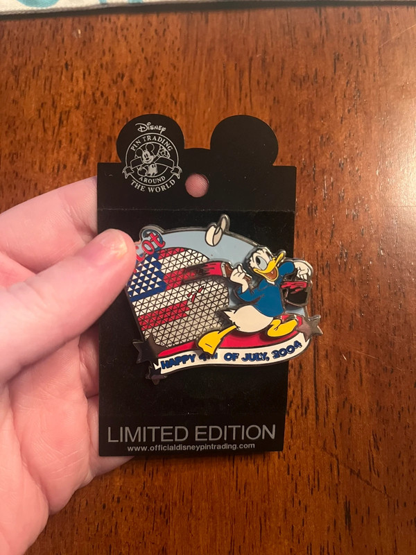 2004 Walt Disneyworld Epcot Donald Duck Fourth 4th of July LE 2500 Collector Pin