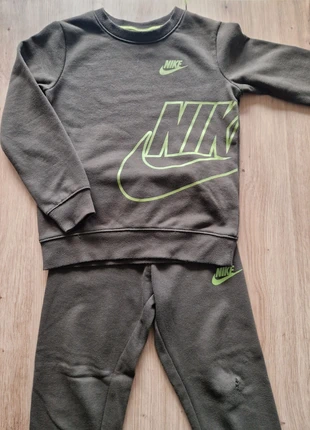 Survêtement Nike, taille 5-6 ans, marque: Nike, état: Bon état, taille: 5 ans / 110 cm, 8,00 €, 9,10 € Protection acheteurs incluse