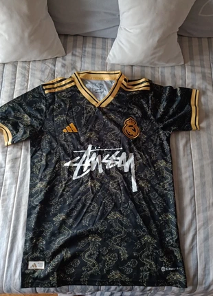 Camiseta Real Madrid Adidas x Stüssy, marca: Nike, estado: Novo com etiquetas, tamanho: S, €28.00, €30.10 inclui Proteção do Comprador