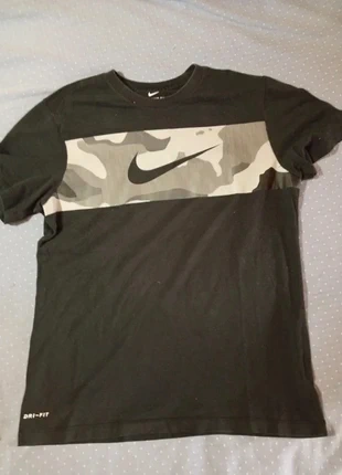 Nike M - T-shirt nera Dri-Fit con fascia camouflage, sportiva e comoda., marke: Nike, zustand: Sehr gut, größe: M, 11,00 €, 12,25 € inklusive Vinted-Käuferschutz