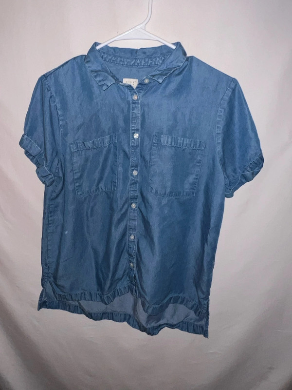 Women’s adorable denim shirt-sleeve button down spring/summer blouse size M 1