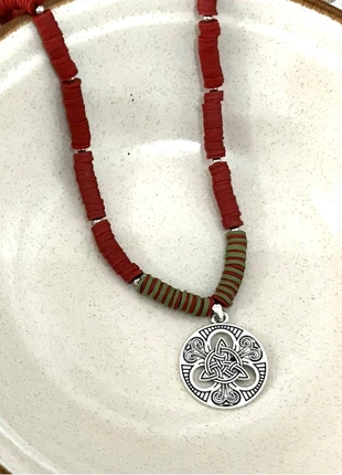 Collar en tonos verdes y burdeos. Colgante plateado., marque: Original, état: Très bon état, 4,00 €, 4,90 € Protection acheteurs incluse