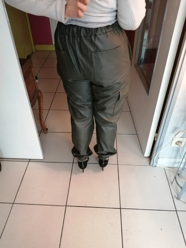 Pantalon femme style cargo en Skaï