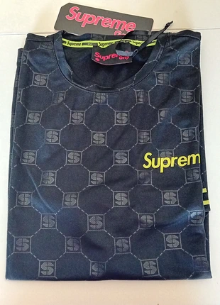 Tee-shirt Supreme léger ballon de foot Taille L, marke: Supreme, zustand: Neu, mit Etikett, größe: L, 30,00 €, 32,20 € beinhaltet Vinted-Käuferschutz Pro