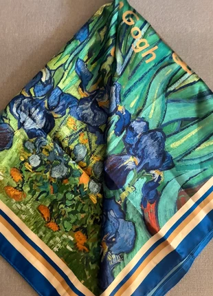 Foulard “Les Iris” Vincent van Gogh (70x70 cm), marque: Van Gogh, état: Neuf sans étiquette, 29,99 €, 32,19 € Protection acheteurs incluse