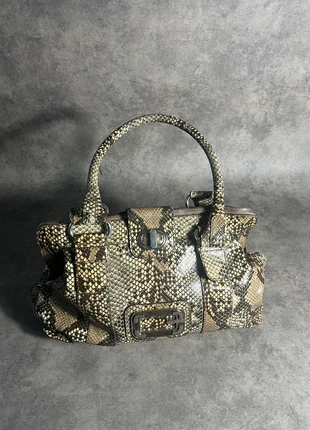 Sac motif serpent 🐍 GUESS, marke: GUESS, zustand: Sehr gut, 35,00 €, 37,45 € inklusive Vinted-Käuferschutz