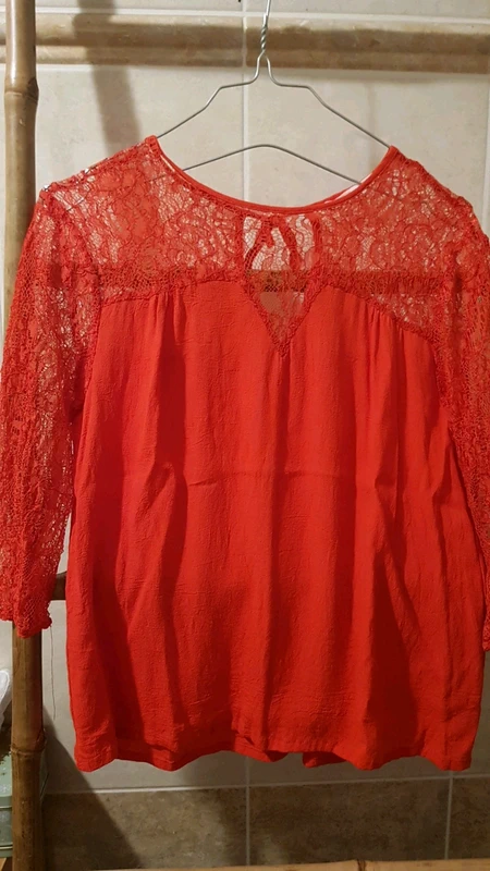 Superbe blouse dentelle rouge collection IRL 36