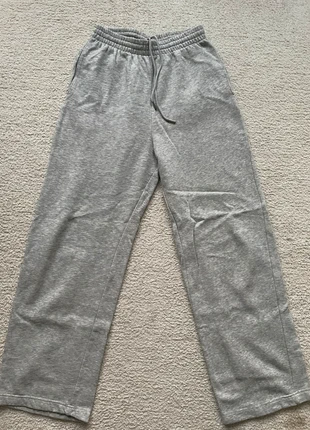 Lichtgrijze joggingbroek van H&M, marque: H&M, état: Bon état, taille: XS / 34 / 6, 5,00 €, 5,95 € Protection acheteurs incluse