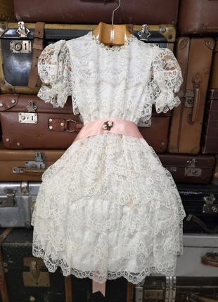 1950s French Child Lace Dress – Ivory Floral Lace & Pink Ribbon Belt – Pearl Buttons, marca: Vintage Dressing, estado: Muy bueno, tamaño: 6 años / 116 cm, 39,00 €, 41,65 € Protección al comprador Pro incluida