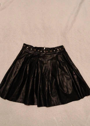 Imitatie leer / nepleer / lakleer rokje met zilveren studs, marque: vinted, état: Bon état, taille: XXS / 32 / 4, 4,00 €, 4,90 € Protection acheteurs incluse