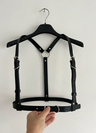 Black leather harness, marque: Isy Mo, état: Très bon état, taille: Ajustable, 35,00 €, 37,45 € Protection acheteurs (Pro) incluse