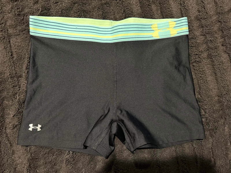 Women’s under armour shorts size medium 2