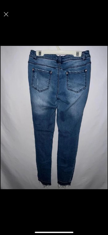 Women’s medium-wash distressed jeans size 3 4