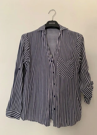 Camicia a righe bianche blu, scollo a V, maniche regolabili a 3/4 - Taglia M / IT 42 / EU 38, brand: White, condizioni: Ottime, taglia: M / IT 42 / EU 38, €7.50, €8.58 include la Protezione acquisti