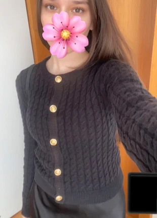 Eleganter Cardigan mit goldenen Knöpfen, brand: H&M, condizioni: Ottime, taglia: S / IT 40 / EU 36, €13.00, €14.35 include la Protezione acquisti