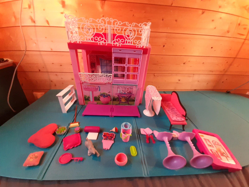 Maison Barbie + nombreux accessoires