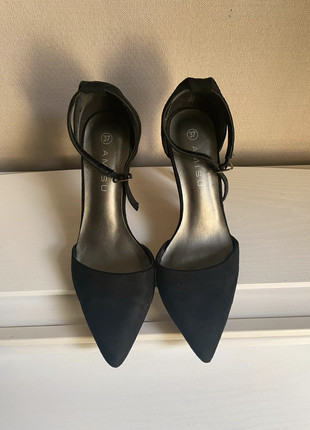 Black velvet-look heels