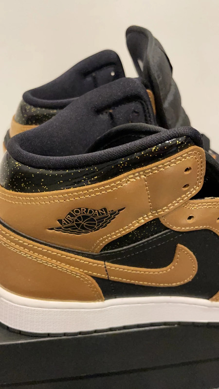 Black and gold sparkle clearance jordans