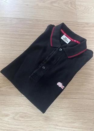 Polo Lacoste taille xs/s noir liseré rouge sur le col et les manches, marke: Lacoste, zustand: Sehr gut, größe: XS, 25,00 €, 26,95 € inklusive Vinted-Käuferschutz