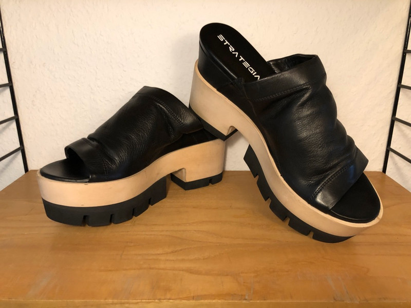 Strategia Sandale Slipper aus Leder Holz Vinted