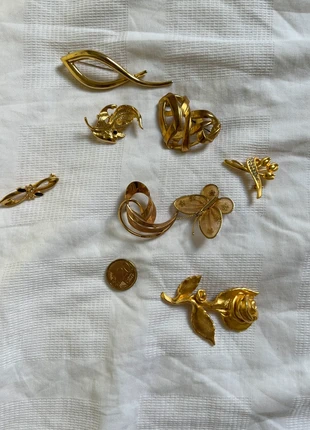 Lot de 8 broches dorés, brand: Vintage Chic, condition: Very good, €12.00, €13.30 includes Buyer Protection