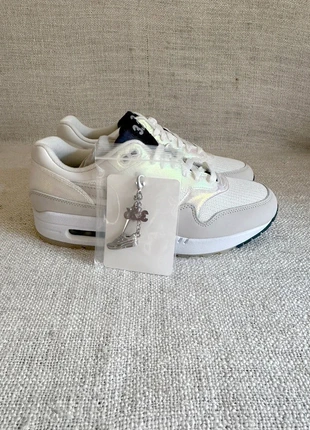 Nike Air Max 1 La Ville Lumière Paris Summit White 9US 42.5EU Soldout DS OG Rare Sneakers 2022, marque: Nike, état: Neuf avec étiquette, taille: 42,5, 170,00 €, 179,20 € Protection acheteurs incluse