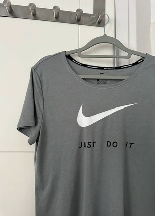 T shirt sport Nike running gris, brand: Nike, condizioni: Ottime, taglia: M / IT 42 / EU 38, €12.00, €13.30 include la Protezione acquisti