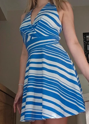 Błękitna sukienka w białe paski M z suwakiem z tyłu, dekoltem V, marque: Kiabi, état: Très bon état, taille: M / 38 / 10, 10,80 €, 12,04 € Protection acheteurs incluse