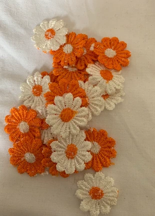Lot 10 fleurs à coudre oranges et blanches 2.5 cm, marca: Couture, estado: Muito bom, €3.00, €3.85 inclui Proteção do Comprador Pro