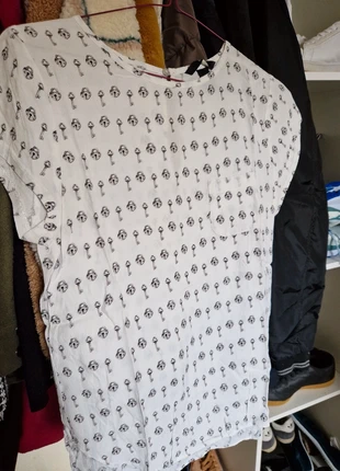 Tee shirt H&M motifs cadenas+clé, merk: H&M, staat: Heel goed, maat: XS / 34 / 6, € 2,00, € 2,80 inclusief Kopersbescherming