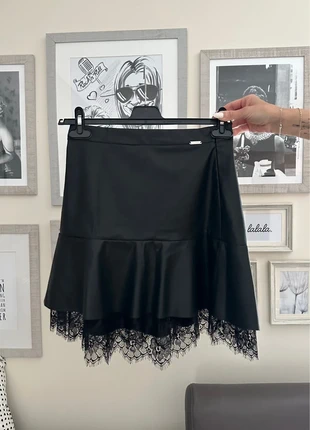 Guess Rock Schwarz Lederoptik mit Spitze– Größe M, marke: GUESS, zustand: Sehr gut, größe: M / 38 / 10, 30,00 €, 32,20 € inklusive Vinted-Käuferschutz