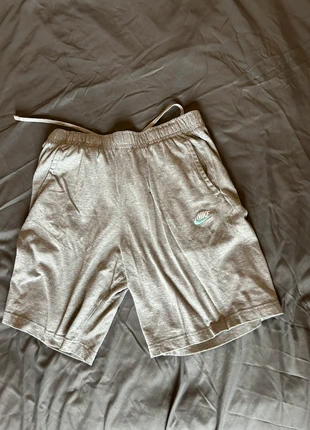 Short Nike Gris Taille M – Bon état, merk: Nike, staat: Goed, maat: M, € 15,00, € 16,45 inclusief Kopersbescherming