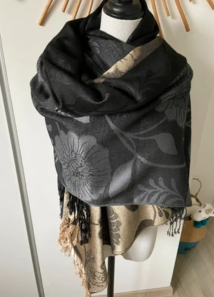 Élégante étole écharpe noire crème doré et grise, marke: Boutique indépendante, zustand: Sehr gut, 24,00 €, 25,90 € inklusive Vinted-Käuferschutz