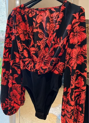 Body chemise chic à fleurs rouges – Shein – taille XS, marque: Shein, état: Très bon état, taille: XS / 34 / 6, 4,00 €, 4,90 € Protection acheteurs incluse