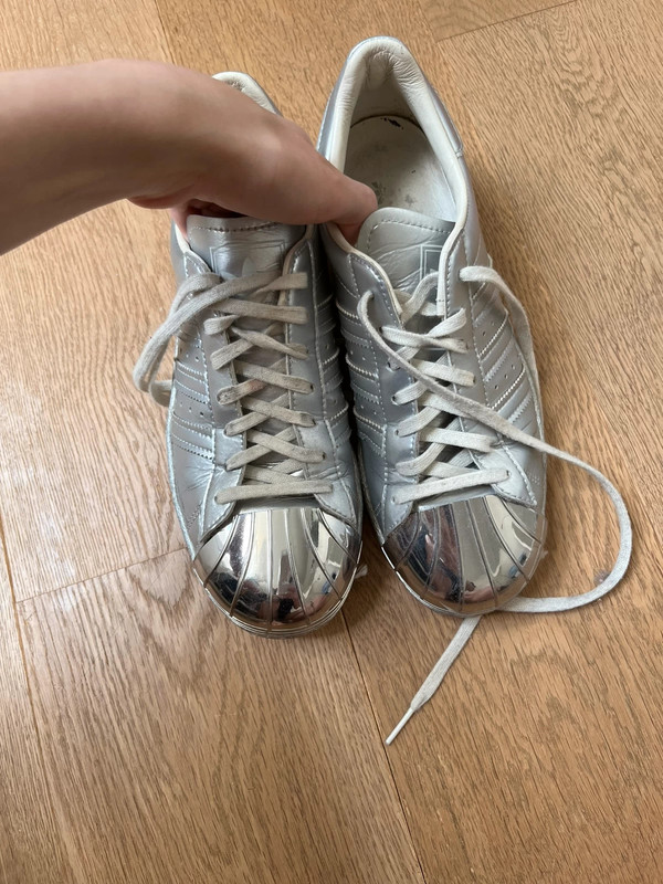 Adidas superstar top metallic grijs