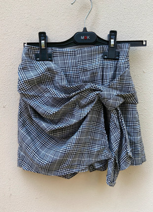 Gonna pantaloncino a quadri tartan con nodo frontale - Plaid skort with front knot detail, marque: Bershka, état: Très bon état, taille: XXS / 32 / 4, 7,00 €, 8,05 € Protection acheteurs incluse