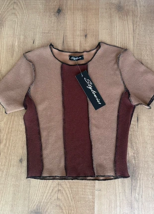 Top t-shirt castanho e bege costuras, marca: Local, estado: Novo com etiquetas, tamanho: XS / 34 / 6, €4.00, €4.90 inclui Proteção do Comprador