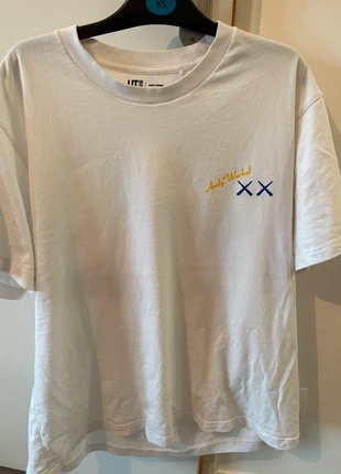 T-shirt Uniqlo x kaws, marque: Uniqlo, état: Très bon état, taille: XL, 13,00 €, 14,35 € Protection acheteurs incluse