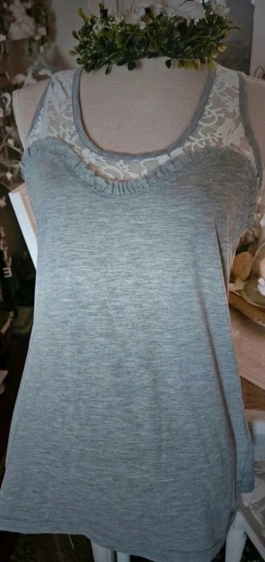 Haut gris dentelle blanche Mim Taille L Neuf - photo numéro 2