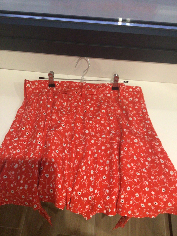 falda roja flores