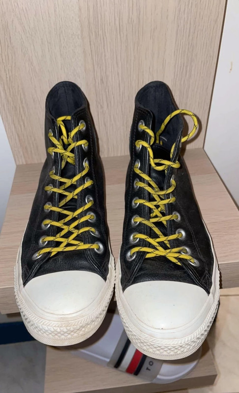 Converse noir en cuir avec lacets jaunes Vinted