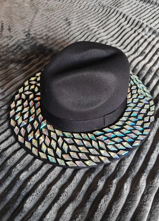 Hoed glitter steentjes, merk: Julissa Jewel's, staat: Nieuw met prijskaartje, maat: 57, € 15,00, € 16,45 inclusief Kopersbescherming