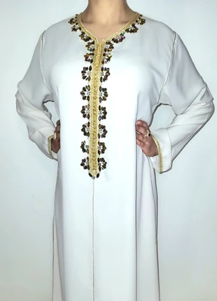Splendide Abaya blanche, minutieusement perlée et brodée en Crêpe "Zeina", état: Très bon état, taille: Taille unique, 95,00 €, 100,45 € Protection acheteurs (Pro) incluse