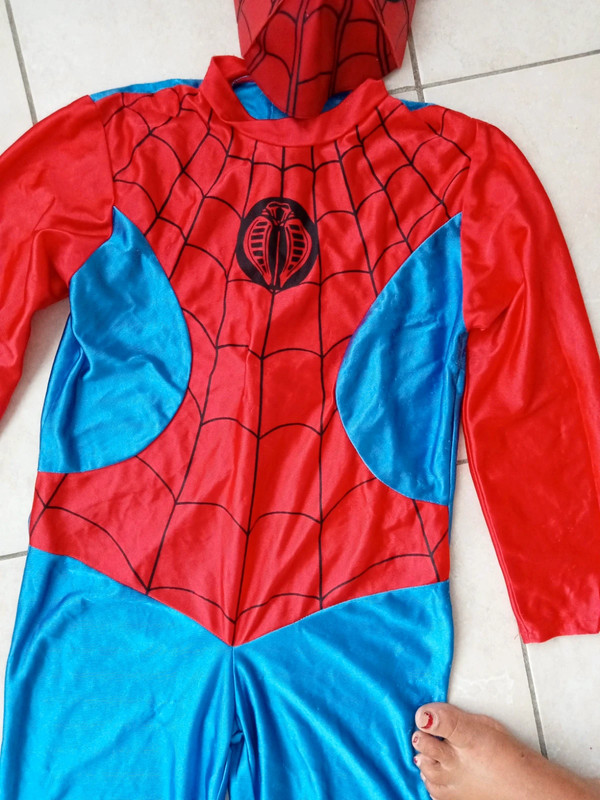 Déguisement spiderman 8/10 ans avec masque prix non négociable