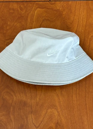 Bob Nike Gris Clair, marke: Nike, zustand: Sehr gut, größe: M, 11,00 €, 12,25 € inklusive Vinted-Käuferschutz