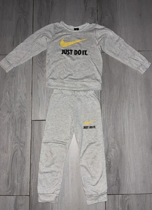 Ensemble Nike bon état pas de trous, marque: Nike, état: Très bon état, taille: 10 ans / 140 cm, 10,00 €, 11,20 € Protection acheteurs incluse
