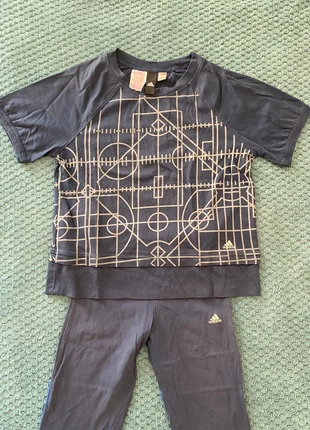 Ensemble de sport adidas, merk: adidas, staat: Goed, maat: XS / 34 / 6, € 2,00, € 2,80 inclusief Kopersbescherming