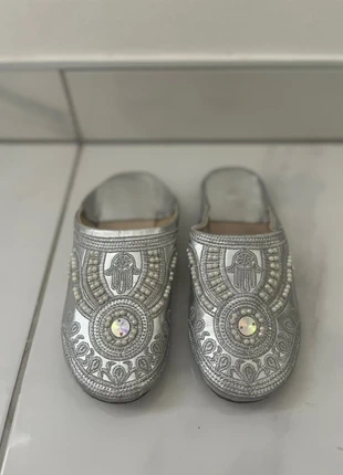 Babouches / claquettes argentées avec perles achetées au Maroc, merk: Maroquinerie, staat: Heel goed, maat: 36.5, € 5,00, € 5,95 inclusief Kopersbescherming
