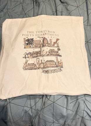 Kussensloop Taylor swift, marque: Taylor Swift, état: Neuf sans étiquette, taille: 40 x 40 cm, 2,50 €, 3,33 € Protection acheteurs incluse